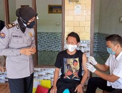 Polres Pamekasan Gelar Vaksinasi Door to Dorr di Desa Slampar
