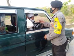 Polisi di Pamekasan Rutin Lakukan Himbauan Prokes dan Bagikan Masker Bagi Pengendara