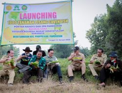 Bupati Pamekasan Baddrut Tamam Makan Nasi Bungkus bersama Petani di Sawah