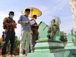 Jelang Ramadhan, Menkopolhukam Mahfud MD Nyekar Ke Makam Orang Tuanya