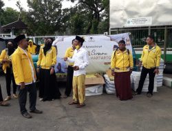 Jelang Lebaran, Partai Golkar Pamekasan Bagikan Seribu Sarung