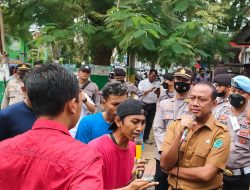 Aktivis Pamekasan Demo Pengadaan Sarung Rp. 800 Juta Bergambar Bupati Baddrut Tamam