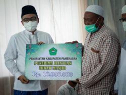 Safari Ramadan, Bupati Pamekasan Salurkan Bantuan untuk Masjid dan Musolla