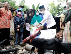 Hari Pertama Kerja, Bupati Pamekasan Baddrut Tamam Blusukan Santuni Korban Kebakaran