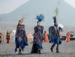 Promosikan Batik Lokal untuk Dunia, Gebyar Batik Pamekasan di Gunung Bromo Berlangsung Spektakuler
