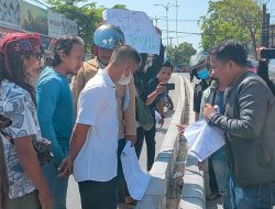 Diduga Asal Dikerjakan, Aktivis Pamekasan Demo Pemasangan Beton Pembatas Jalan Rp. 25 Miliar