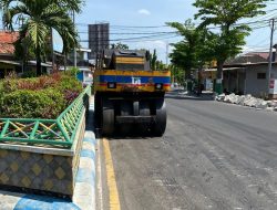 Tidak Pasang Rambu-Rambu, Alat Berat Milik PT Trijaya Adymix di Pamekasan Dinilai Asal Parkir