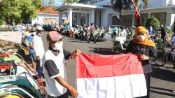 Semarakkan HUT RI, Gubernur Khofifah Bagikan Bendera Merah Putih Bagi Tukang Becak di Pamekasan