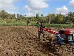 TNI di Pamekasan Bantu Warga Bajak Sawah