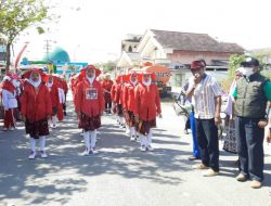 Pakai Kostum Unik, Emak-Emak di Pamekasan Meriahkan Lomba Gerak Jalan