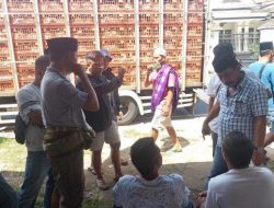 Peternak Ayam Cegat Pengiriman Ayam Broiler dari Semarang di Wilayah Pantura Pamekasan