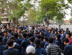 Ratusan Mahasiswa Demo Empat Tahun Kepemimpinan Bupati Pamekasan
