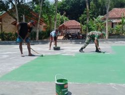Dukung Penyaluran Bakat Warganya, Babinsa Desa Rekkerrek Bantu Pengecatan Lapangan Volly