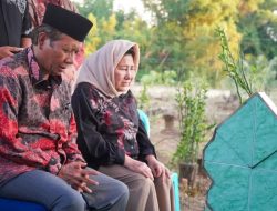 Menkopolhukam Mahfud MD Nyekar ke Makam Ayahnya di Pamekasan