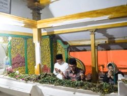 Bersama Bupati Pamekasan, Mahfud MD Ziarah ke Makam Raja Ronggosukowati
