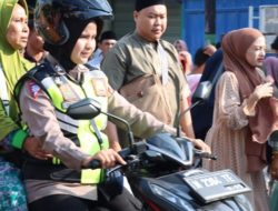 Polwan Cantik di Pamekasan Layani Ojek Gratis untuk Jamaah Haji