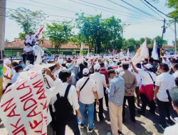 Tolak RUU Kesehatan, Ribuan Nakes Demo Kantor DPRD Pamekasan
