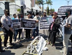 Tahan Tujuh Pendemo, Aktivis dan Aliansi LSM se-Jawa Timur Kecam Tindakan Represif Aparat