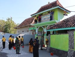 Polres Pamekasan Beri Bantuan Gerobak dan Tenda untuk UMKM di Pasarean Batu Ampar
