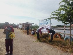 Warga, TNI dan Mahasiswa Pamekasan Gotong Royong Bersihkan Eduwisata Garam