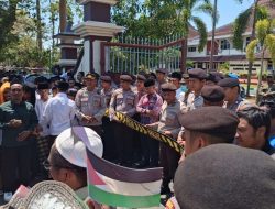 Ratusan Mahasiswa dan Masyarakat Demo Kantor DPRD Pamekasan