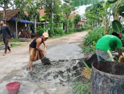 Sudah 7 Tahun Rusak, Warga Pamekasan Swadaya Perbaikan Jalan
