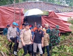 Didampingi PJ Bupati Pamekasan, PJ Gubernur Jatim Serahkan Bantuan Logistik untuk Korban Bencana