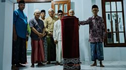 Sambut Bulan Ramadhan, Remaja Masjid Baiturrahman Pamekasan Serahkan 9 Rol Karpet