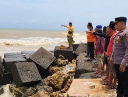 Polisi datangi TKP Laka Laut dan Lakukan Pencarian Korban Tenggelam di Pamekasan