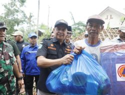 PJ Bupati Pamekasan Masrukin Serahkan Bantuan untuk Warga Tertimpa Musibah