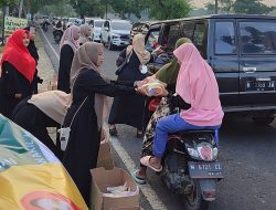 Penghujung Ramadan, Ikatan Mahasiswa Alumni Al Huda Sumber Duko Timur Pamekasan Bagi-Bagi Takjil Gratis