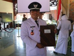 Resmi, Kades Romli Pasanggar Terima SK Perpanjangan Jabatan dari PJ Bupati Pamekasan