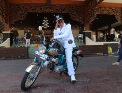 Kades Bungbaruh Pamekasan Naik Sepeda Butut saat Pelantikan Perpanjangan Jabatan