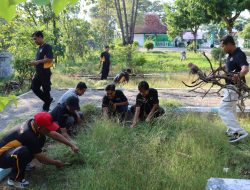 Sambut Hari Bhayangkara Ke-78, Polres Bersama Media Bersihkan Taman Makam Pahlawan Pamekasan