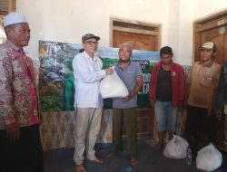 Bakal Calon Bupati Pamekasan Bagikan 10 Ton Pupuk, 1 Orang Dapat 5 Kilo Gram