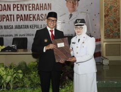 Kades Sana Daja Uswatun Ekasanah Resmi Terima SK Perpanjangan Jabatan dari PJ Bupati Pamekasan
