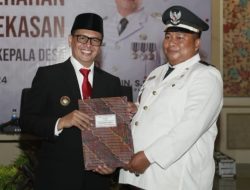 Resmi, Kades Ponjanan Barat Suparwan Terima SK Perpanjangan Jabatan dari PJ Bupati Pamekasan