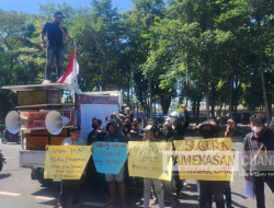Demo Kejati Jatim, Aktivis Tuntut Bongkar Kasus Korupsi Dana Hibah LPJU Rp 75 Miliar