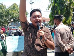 Masyarakat Demo Kejaksaan Pamekasan, Tuntut Pelaku Pemotongan Gaji Perangkat Desa Ditahan