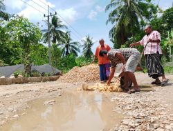 20 Tahun Rusak, Masyarakat Pamekasan Gotong Royong Perbaiki Jalan Poros Kabupaten