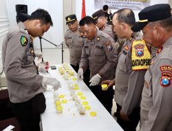 Seluruh Anggota Polres Pamekasan Dilakukan Tes Urine Dadakan, Begini Hasilnya