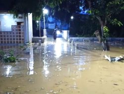 Banjir Setinggi 1 Meter Genangi Perkampungan Warga dan Sekolah di Pamekasan 