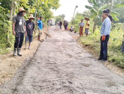 Warga Desa Bujur Tengah Pamekasan Swadaya Perbaiki Jalan Rusak