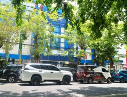 Badan Jalan Raya di Depan Kantor Bea Cukai Madura Jadi Lahan Parkir, Dishub Pamekasan: Kami Masih Mikir