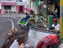 Selama Ramadan, Tukang Becak di Pamekasan Keluhkan Sepi Penumpang