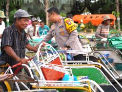 AKBP Hendra Bersama Ibu Bhayangkari Bagikan Beras untuk Pembecak dan Tukang Parkir