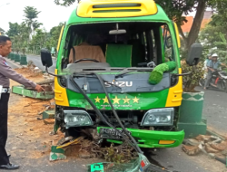 Awal dan Akhir Ramadan, Mini Bus Tabrak Tiang PJU di Jalan Trunojoyo Pamekasan