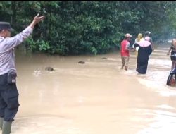 Polisi di Pamekasan Terjun ke Lokasi Banjir