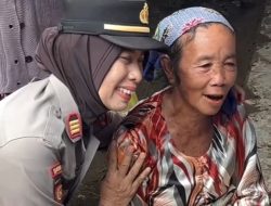Dipelukan Polwan Cantik Ini, Senyum Nenek Penjual Bawang Korban Penipuan Uang Mainan