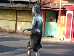 Pamekasan Banyak Badut dan Manusia Silver Ganggu Kelancaran Lalu Lintas
